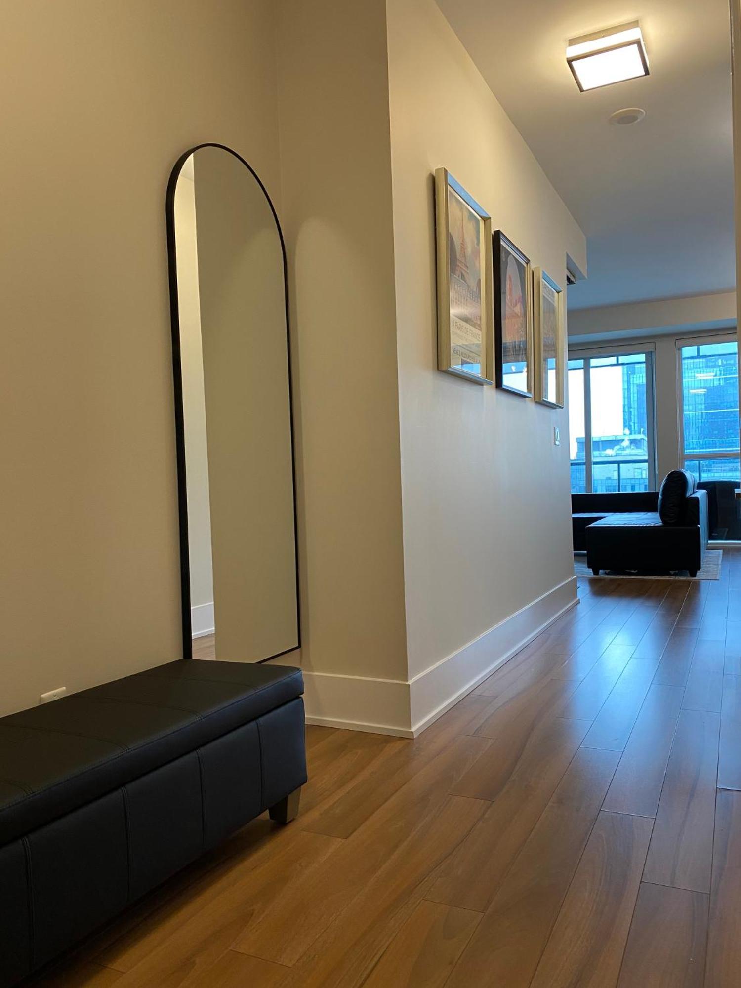 Central Toronto Suite - Free Parking, City Views, Near Cn Tower 외부 사진
