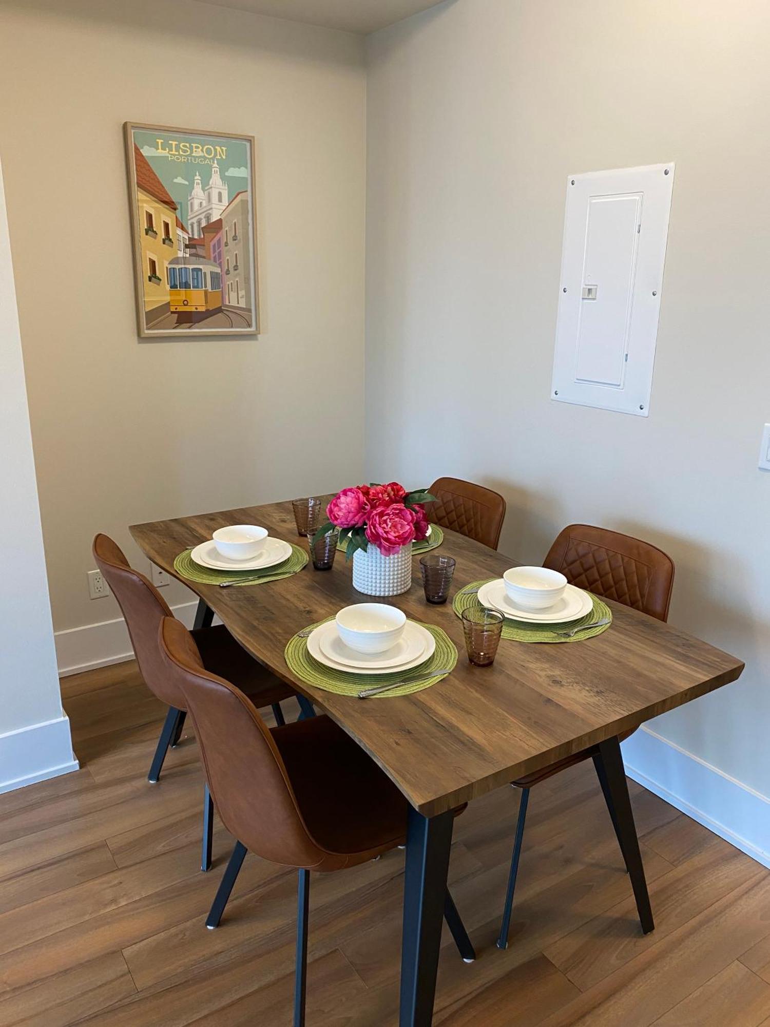 Central Toronto Suite - Free Parking, City Views, Near Cn Tower 외부 사진
