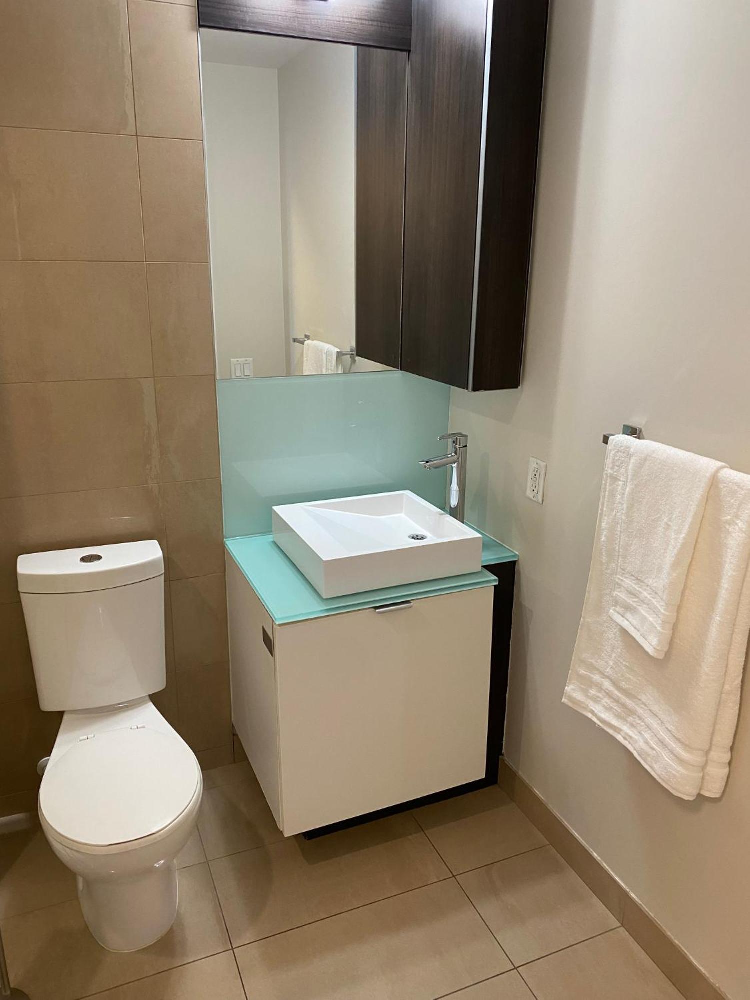 Central Toronto Suite - Free Parking, City Views, Near Cn Tower 외부 사진
