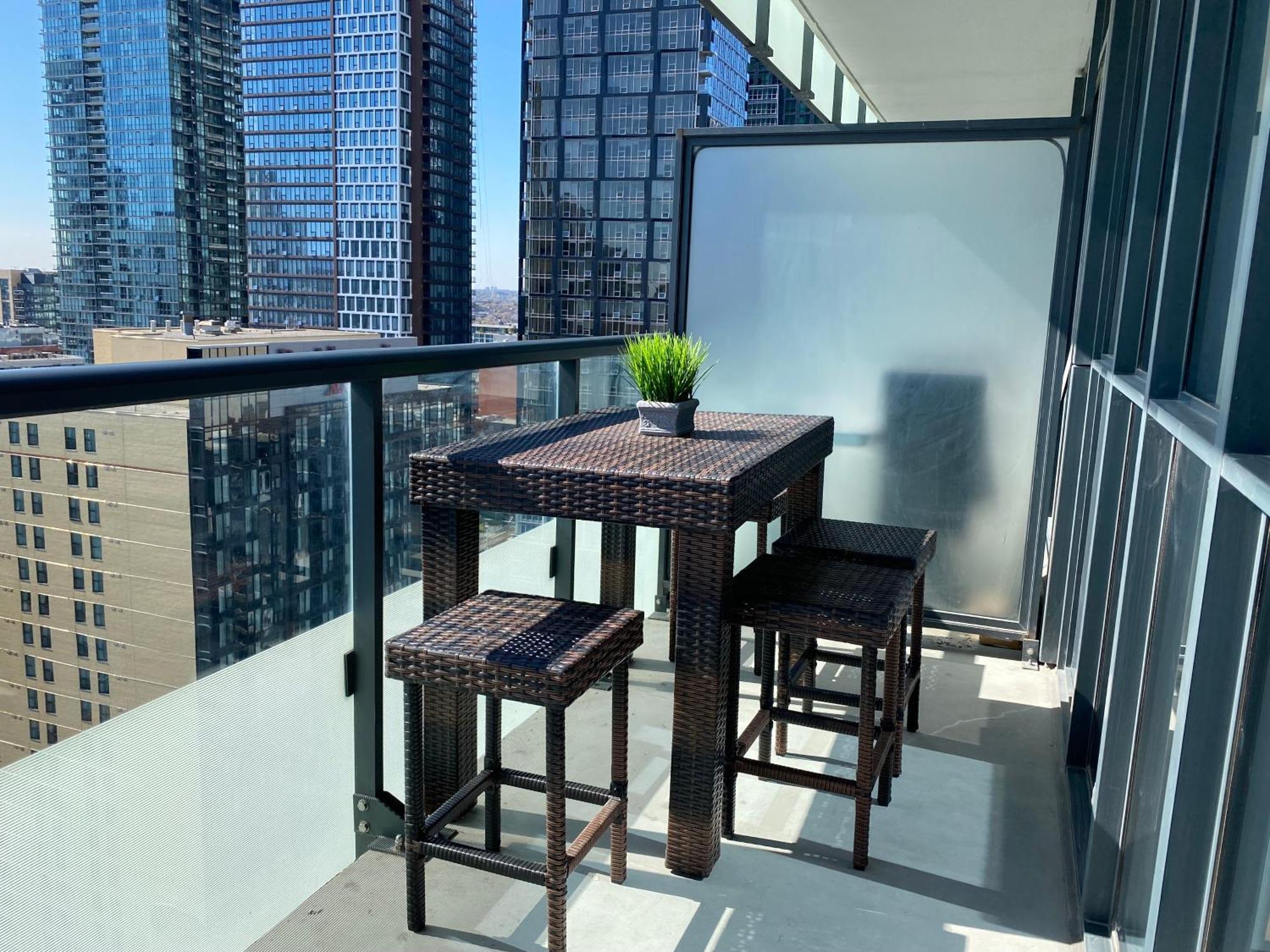 Central Toronto Suite - Free Parking, City Views, Near Cn Tower 외부 사진