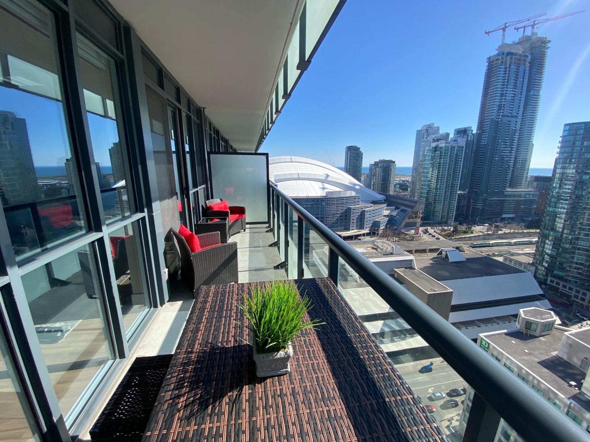Central Toronto Suite - Free Parking, City Views, Near Cn Tower 외부 사진