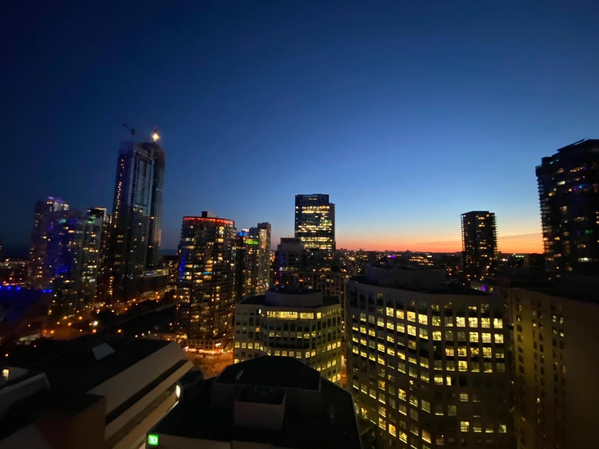Central Toronto Suite - Free Parking, City Views, Near Cn Tower 외부 사진