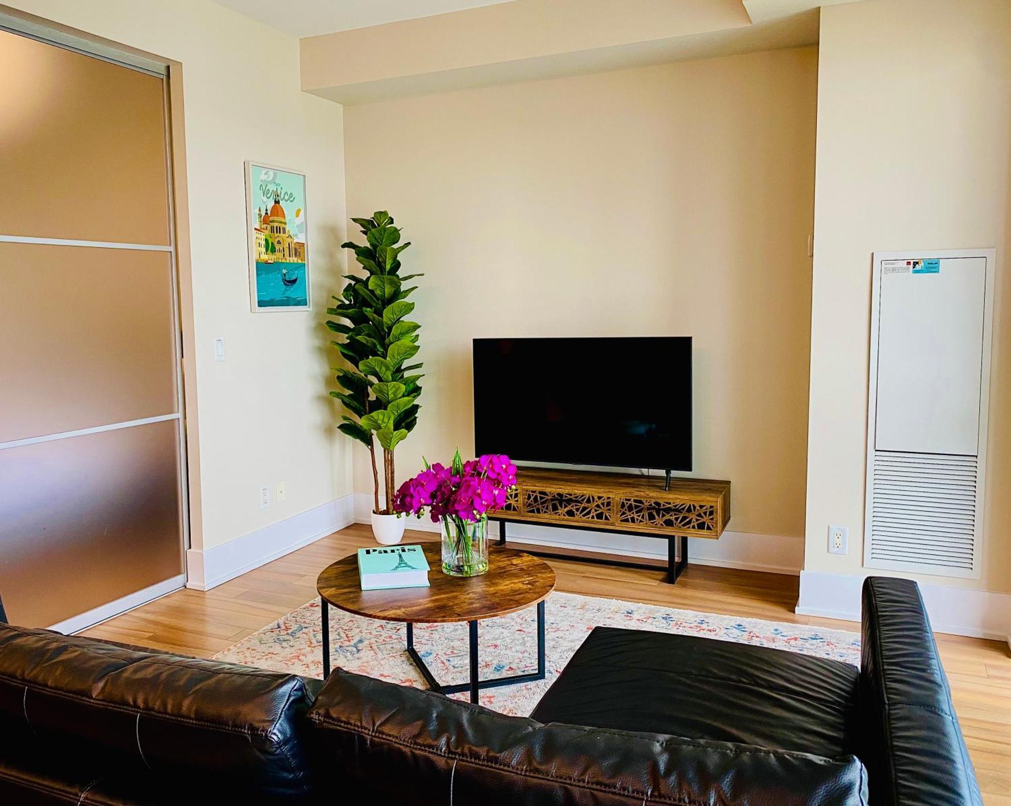 Central Toronto Suite - Free Parking, City Views, Near Cn Tower 외부 사진