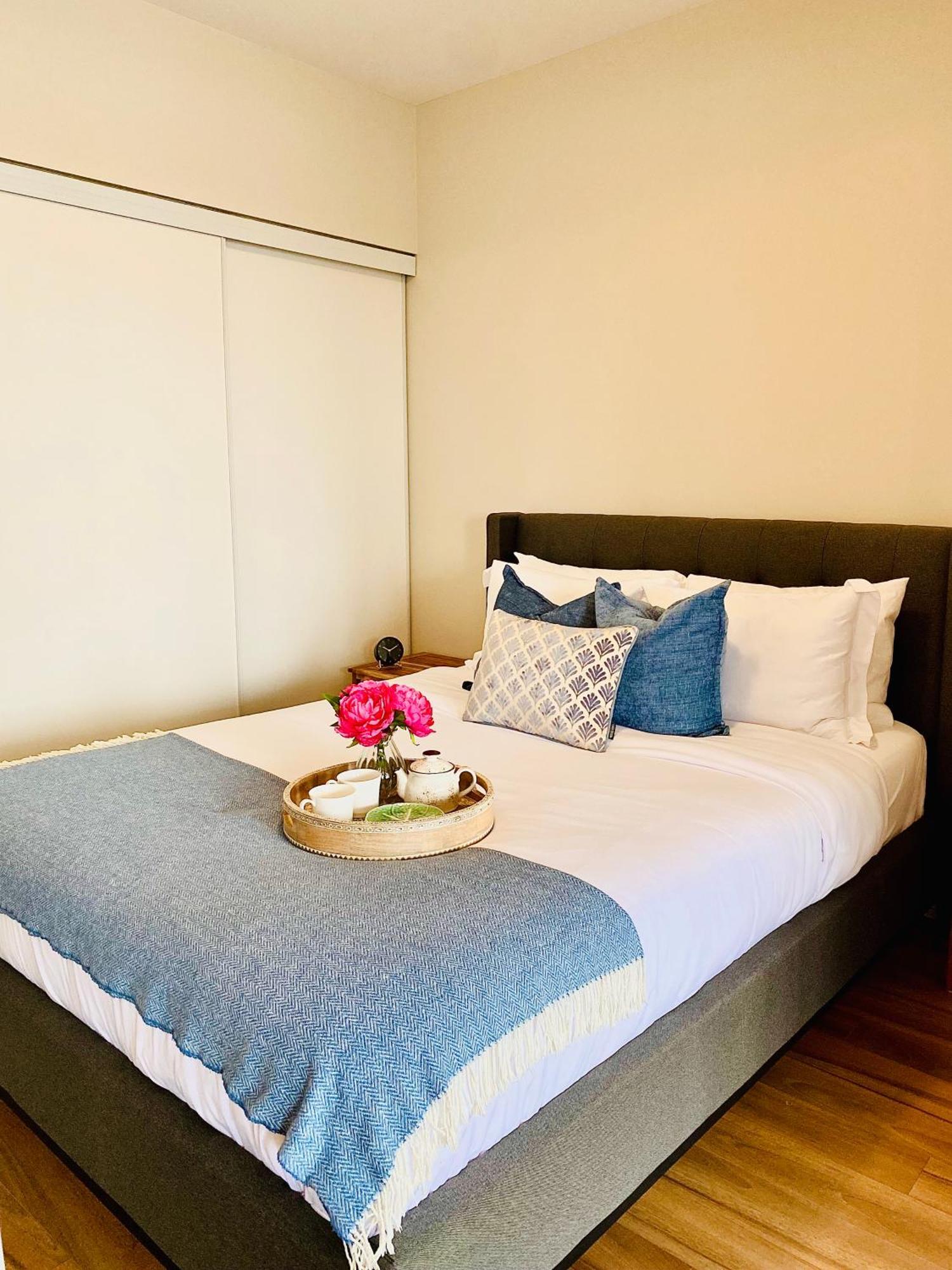 Central Toronto Suite - Free Parking, City Views, Near Cn Tower 외부 사진