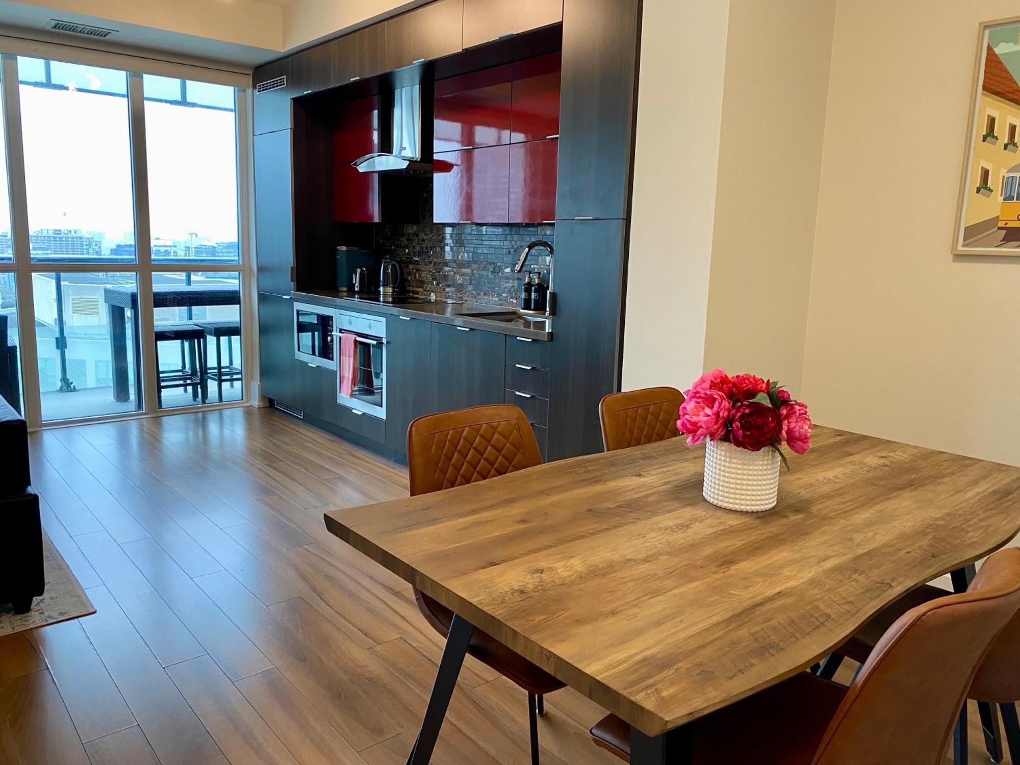 Central Toronto Suite - Free Parking, City Views, Near Cn Tower 외부 사진